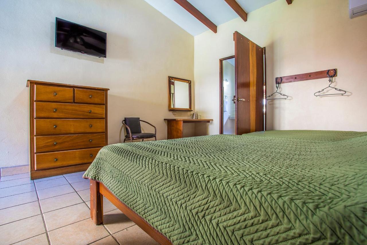 Hotel La Hacienda Quesada  ภายนอก รูปภาพ